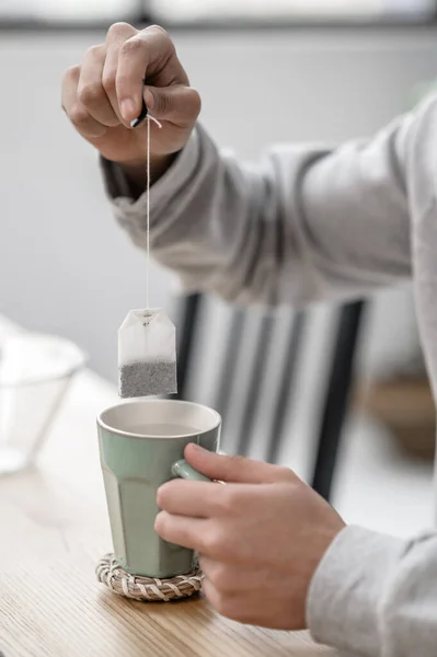 Ein Mann verbringt den Morgen zu Hause und bereitet Tee zu — Stockfoto