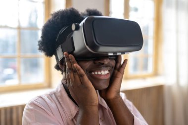 VR kadırgalı pembe elbiseli, memnun Afrikalı kadın.