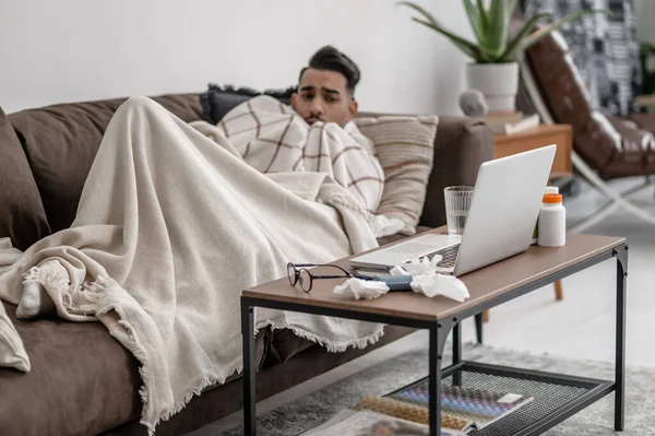Un uomo malato si sente male e sdraiato a letto — Foto Stock