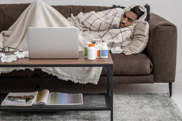 A sick man feeling bad and lying in bed — Foto de Stock