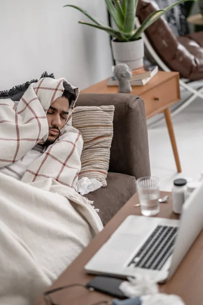 Nemocný muž ležící v posteli a spící — Stock fotografie