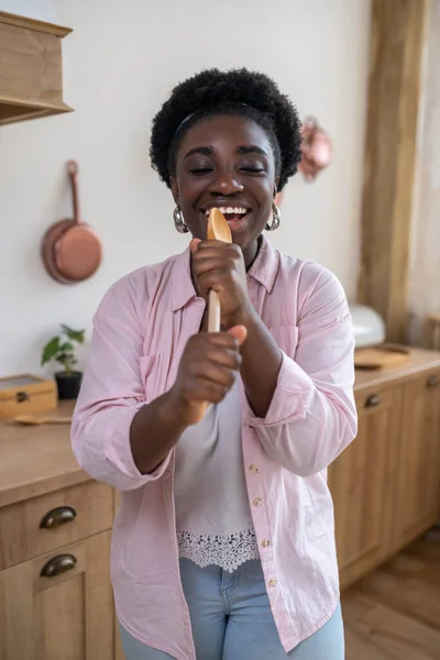Sorridente donna africana cantare e guardare goduto — Foto Stock