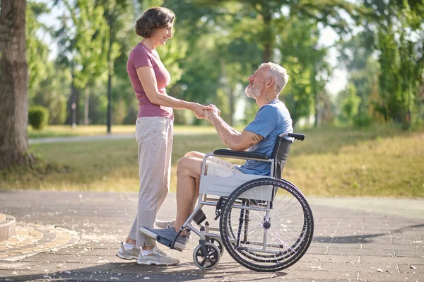 Un couple passe une journée dans un parc et semble heureux — Photo