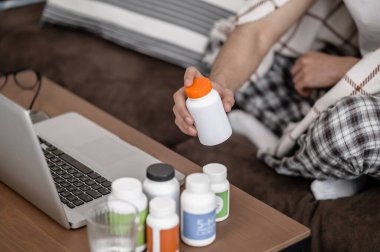 Kendini iyi hissetmeyen ve ilaç alan bir adam.