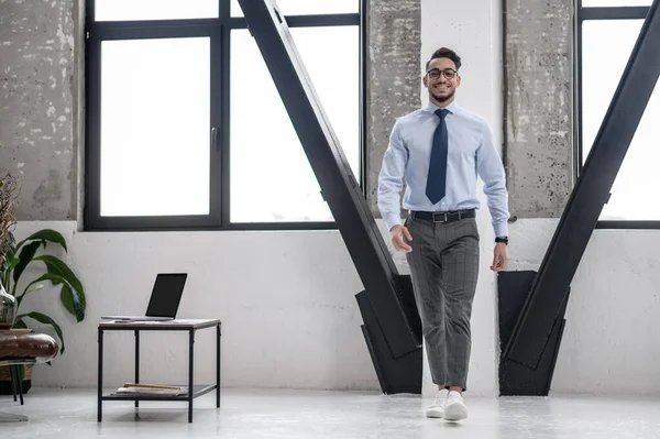 Een stijlvolle zakenman in een modern kantoor — Stockfoto