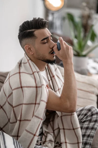 Un hombre moreno que tiene una nariz que corre — Foto de Stock