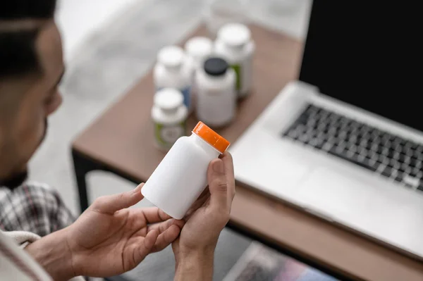 A man feeling unwell and taking pills — Foto de Stock