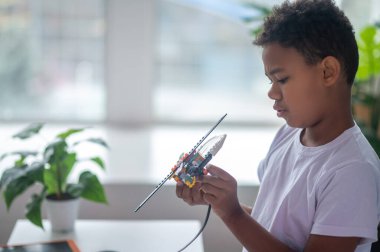 Elinde oyuncak helikopterle Afro-Amerikan gençliği