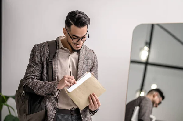 Un jeune homme dans des papiers de lecture veste élégant — Photo