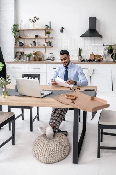 Um homem de negócios de cabelos escuros que tem reunião online em seu escritório em casa — Fotografia de Stock