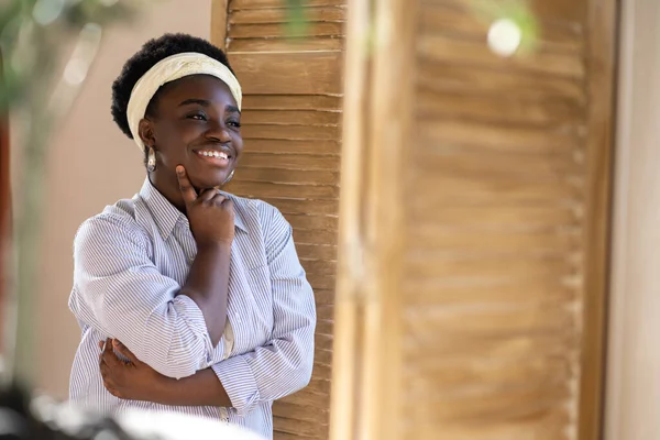 Usmívající se africký Američan plus velikost žena vypadá spokojeně — Stock fotografie