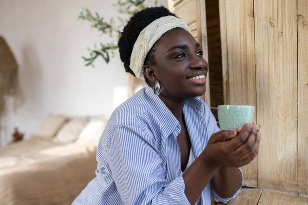 Uma mulher africana bonita em roupas leves — Fotografia de Stock