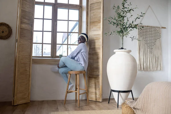 Afrikai nő világos ruhák töltenek időt otthon — Stock Fotó