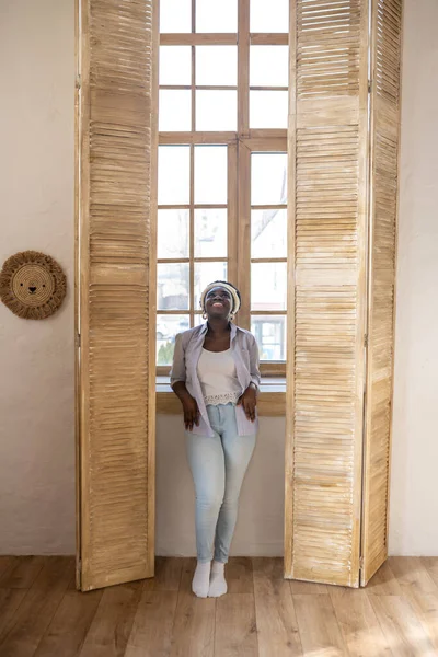 身穿浅色衣服的非洲妇女在家里呆的时间 — 图库照片