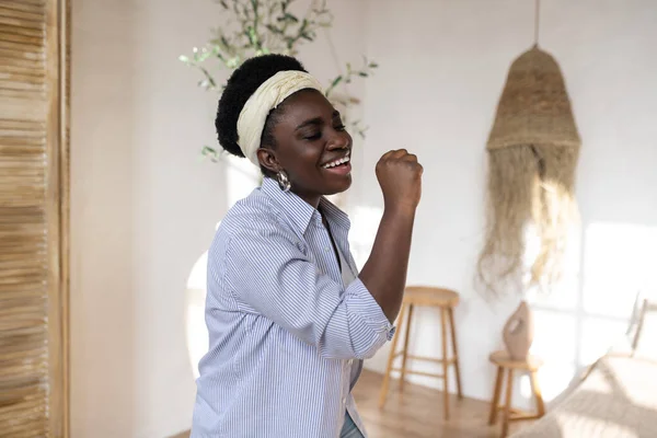 Африканская американка делает макияж и выглядеть вовлеченным — стоковое фото