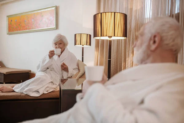 Um casal de idosos tendo uma manhã tranquila em um hotel — Fotografia de Stock