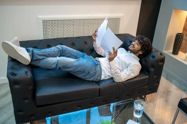 Радісний підприємець читає бізнес-документи в своєму офісі — стокове фото