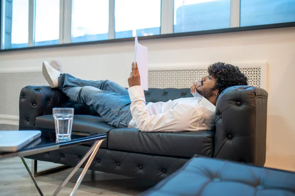 Homem de negócios focado lendo documentos em seu escritório — Fotografia de Stock