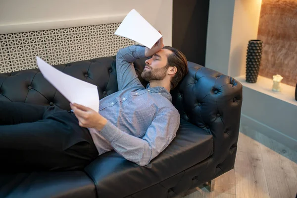 Young Caucasian male entrepreneur suffering from overwork — Stock Photo, Image