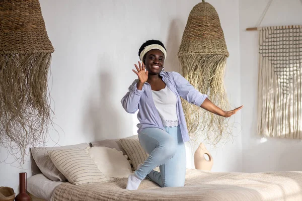 非洲妇女在一个有族裔背景的卧室里 — 图库照片