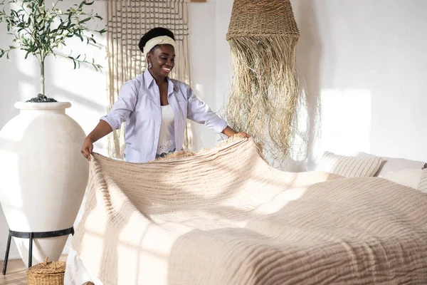 Afrikai nő egy hálószoba etnikai belső — Stock Fotó