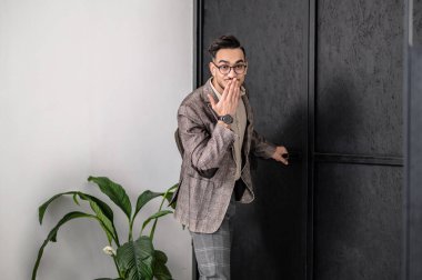 Yakışıklı bir genç adam kendini iyi hissediyor.