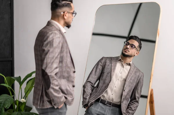 A good-looking young stylish man at the mirror — Fotografia de Stock