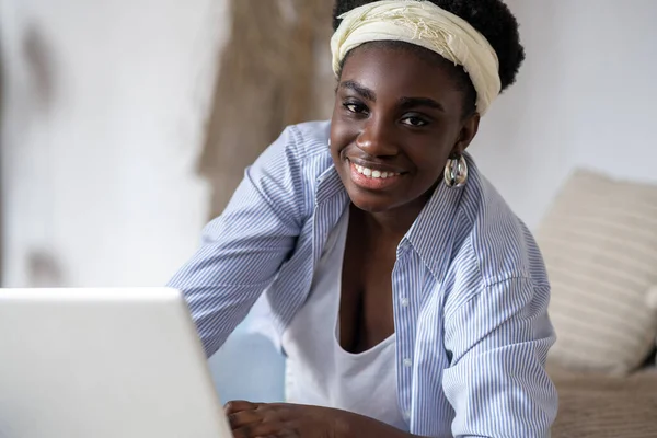 African american woman chatting on internet and looking involved — Photo