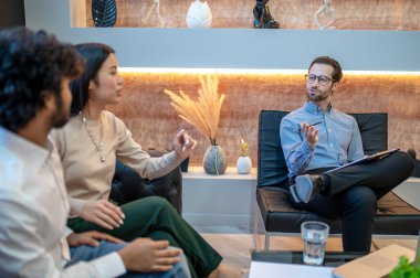 Genç çiftle iletişim kuran profesyonel psikolog.