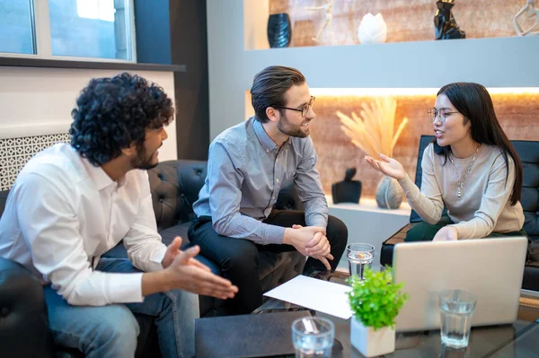 Friendly lady boss communicating with her personnel — Stock fotografie