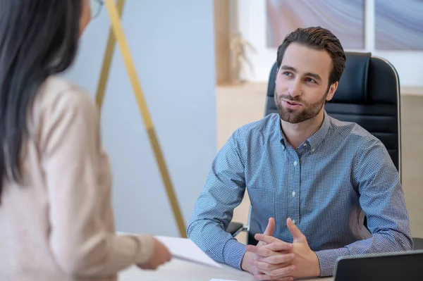 Företagsledare pratar med sin personliga assistent på sitt kontor — Stockfoto