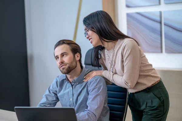 Assistant giving a relaxing massage to her boss — ストック写真