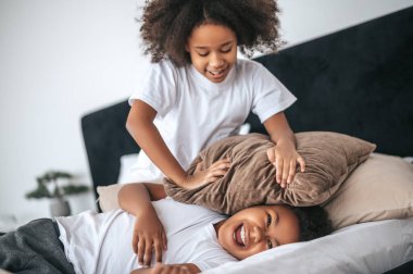 İki kardeş birlikte oynuyor ve heyecanlı görünüyorlar.