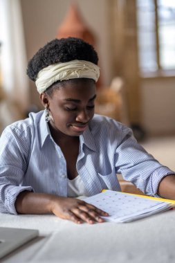Evden bilgisayarda çalışan Afrikalı Amerikalı kadın.