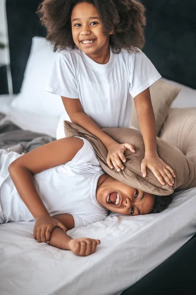 Dva sourozenci si spolu hrají a vypadají nadšeně — Stock fotografie