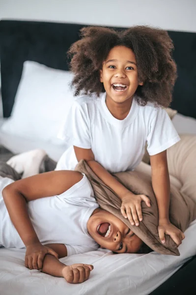 Dva sourozenci si spolu hrají a vypadají nadšeně — Stock fotografie