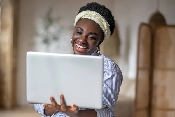 Evden bilgisayarda çalışan Afrikalı Amerikalı kadın. — Stok fotoğraf