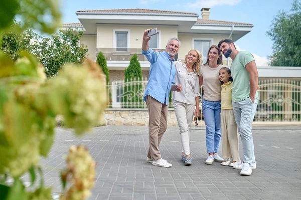 Una familia sonriente haciendo fotos en la calle — Foto de Stock