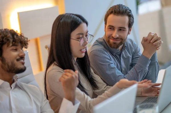 Businesswoman sharing ideas with her business partners at the meeting — Stok Foto