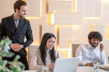 Toplantı odasında üç şirket çalışanı var.