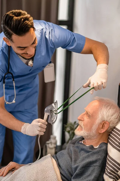 Healthcare professional preparing a patient for oxygenation — Zdjęcie stockowe