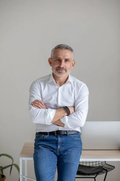 Man confidently looking at camera standing in office — Fotografia de Stock