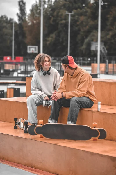 Girl and boy chatting at skatepark — Φωτογραφία Αρχείου