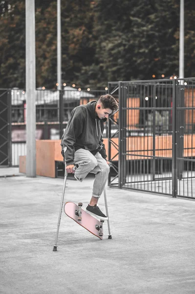 Disabled guy on crutches doing trick with skateboard — Φωτογραφία Αρχείου