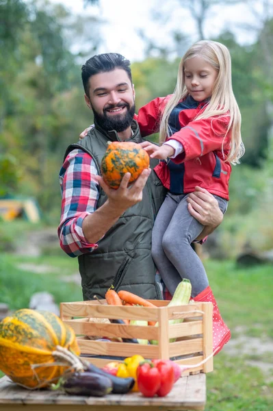 Dad and daughter spending time on a farm sorting the vegetables — Φωτογραφία Αρχείου
