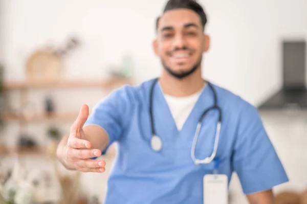 Médico alegre cumprimentando um paciente em seu escritório — Fotografia de Stock