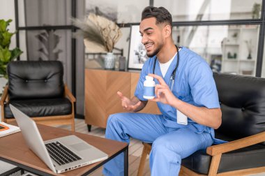 Deneyimli bir doktor hastaya beslenme takviyesi öneriyor.