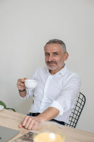 Feliz hombre exitoso con café mirando a la cámara —  Fotos de Stock