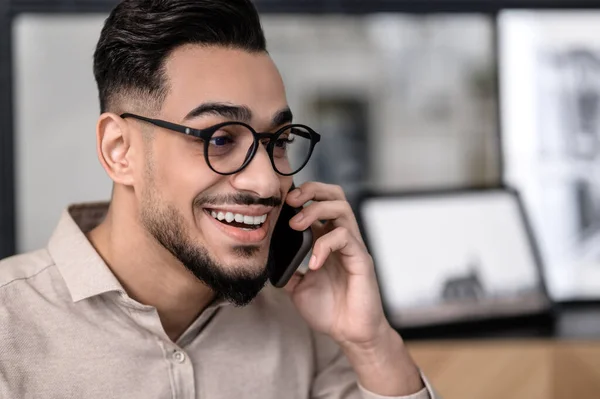 Mladý, dobře vypadající obchodník, mluví po telefonu. — Stock fotografie