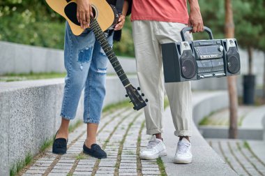 Gitar ve plak çalar gençlerin elinde.